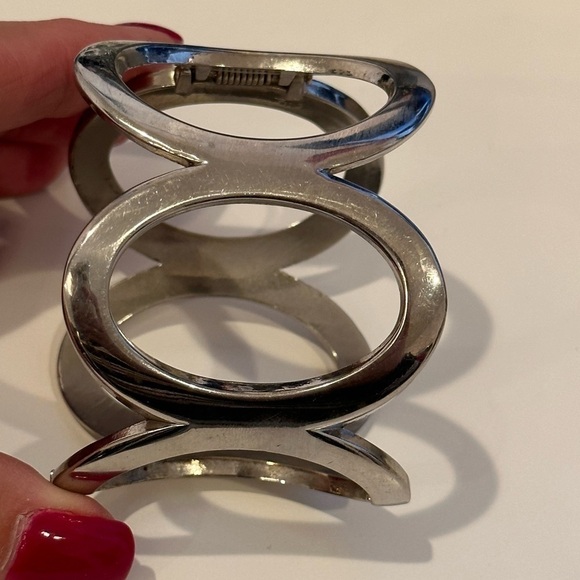 Premier Design (marking) Wide hinged cuff bracelet in silver - Picture 6 of 6